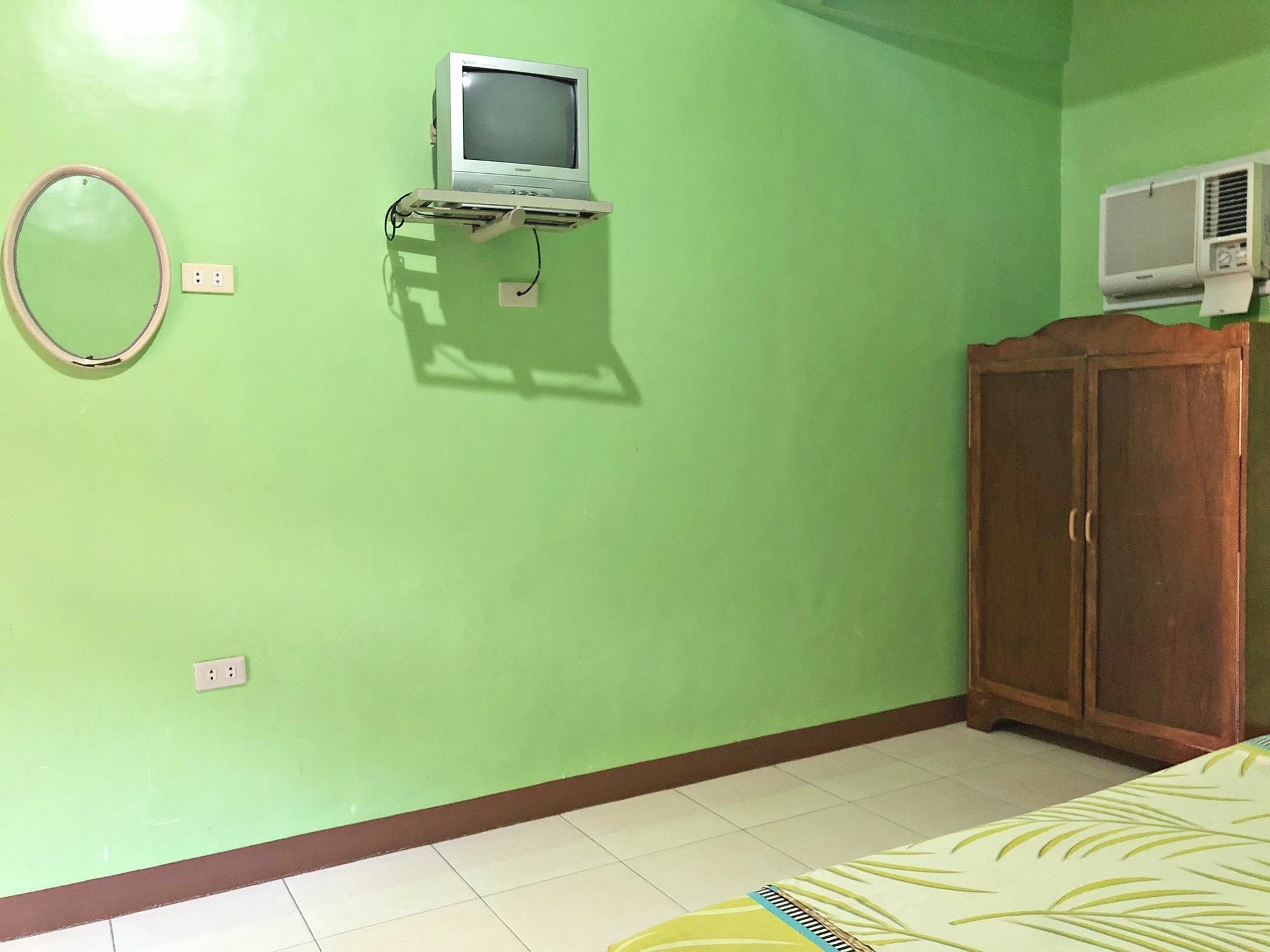 Queen Of Isle Cottages And Restaurant Puerto Galera Bagian luar foto